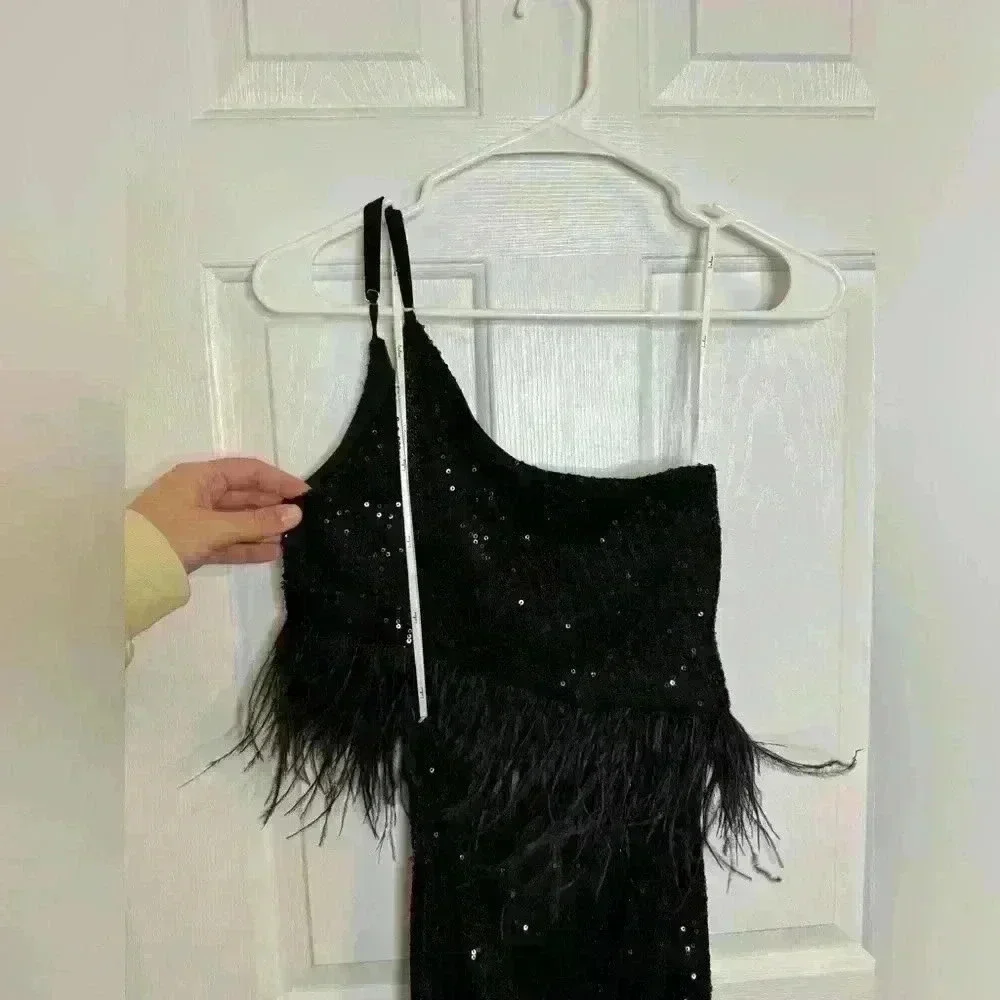 LULU’S NWT, shimmery perfection black sequin feather, one shoulder, size small